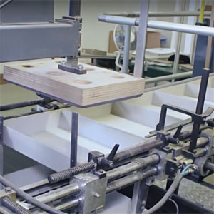 So wird ein Spiel vor dem Verkauf verarbeitet, Spielherstellung, Brettspiel Produktion