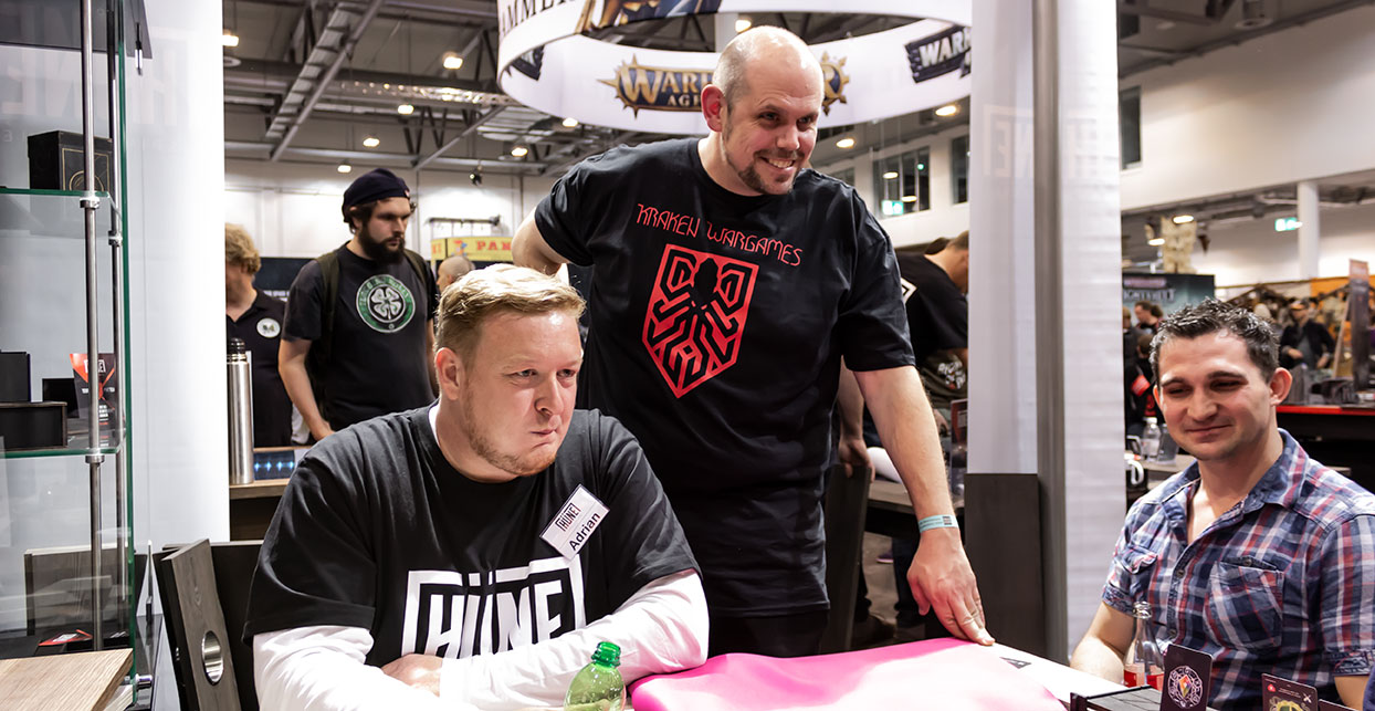 Die beiden Köpfe hinter dem Tischsystem mit Spielmatten Preise und Maße und erster Eindruck von HÜNE Brettspieltischen