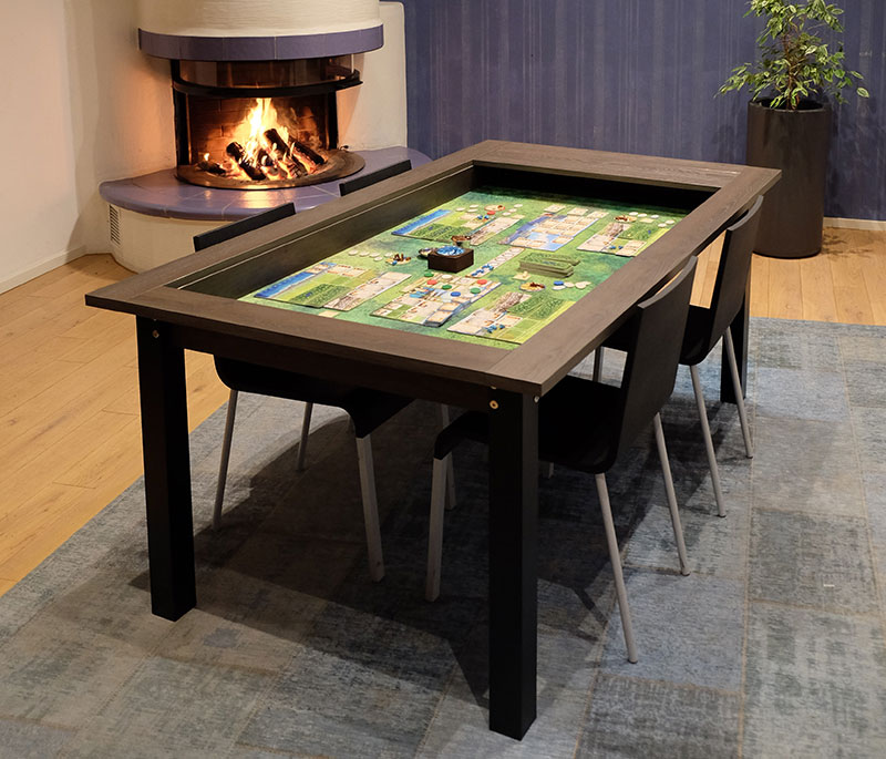 Startup HÜNE präsentiert Spieltische für Brettspiele auf der Spiel‘18