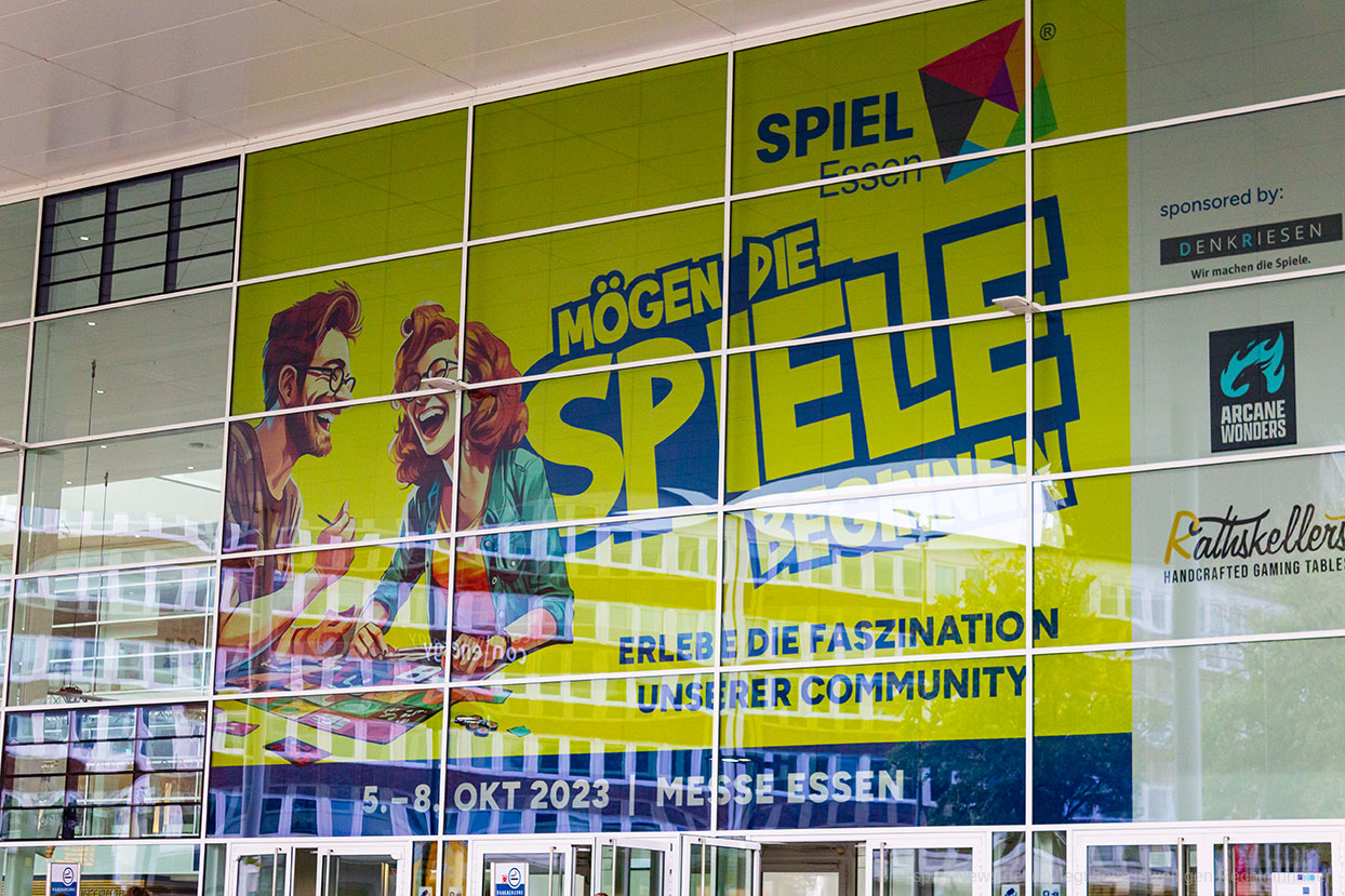 SPIEL ESSEN 2023 – Tag 1: es war voll, gab Schlangen und erste ausverkaufte Spiele