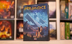 Erbaut die größte Pyramide der Welt mit Würfeln und Karten