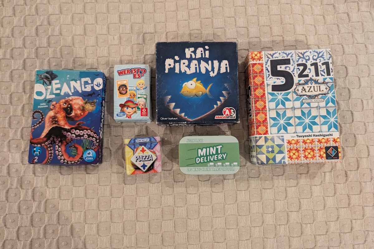 6 Spiele liegen auf dem Hotelbett