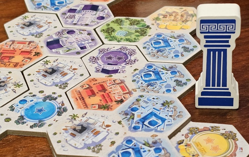 "Akropolis" ist ein einfaches Plättchen-Legespiel für 1-4 Personen ab 8 Jahren mit offenem Auswahlmechanismus und einer Spieldauer von ungefähr 30 Minuten, in dem wir eine Stadt nach unserem Willen gestalten. Wir platzieren und stapeln Gärten, Steinbrüche, Tempel und andere Gebäude am besten so, dass sie am Spielende die meisten Punkte geben.
