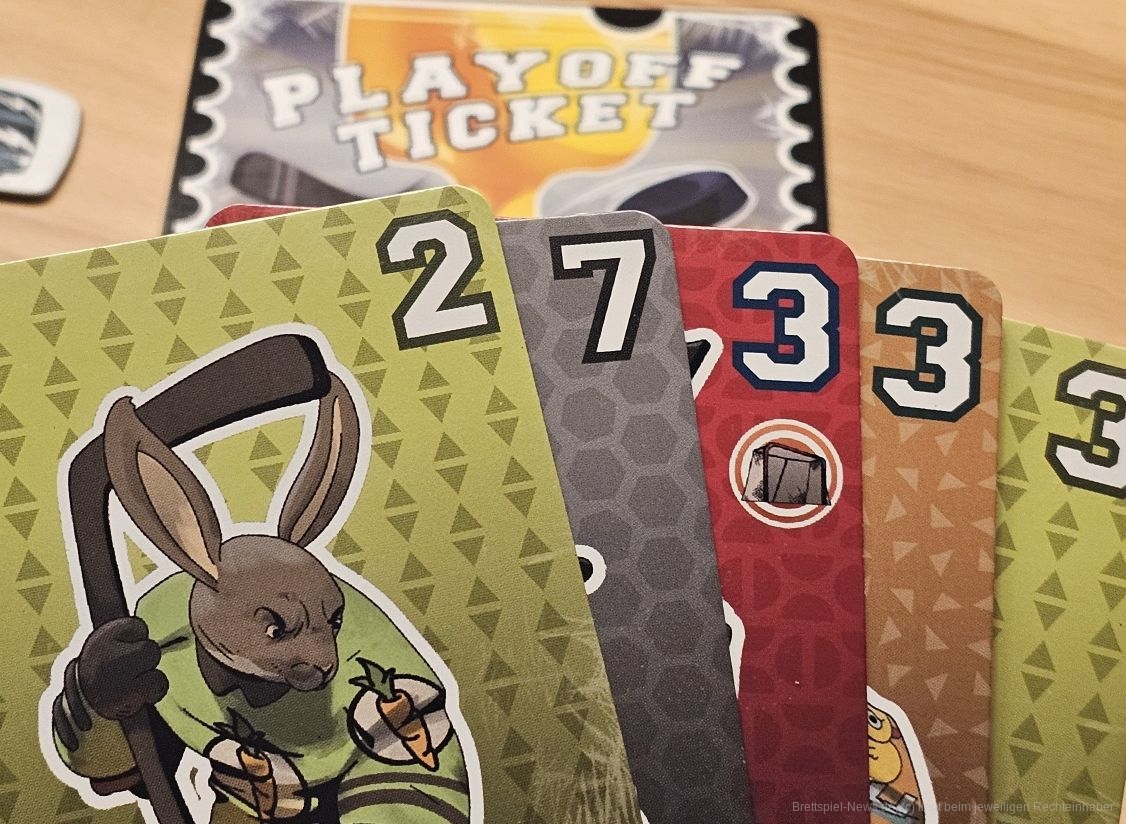 "All-Star Draft" ist ein Drafting- und Set-Collection-Spiel für 2-6 Personen ab 10 Jahren mit Eishockey Thema, in dem wir in ungefähr 60 Minuten mehrere Mannschaften managen und sie möglichst erfolgreich in mehrere Spiele schicken, um nach den Play-offs die meisten Fans zu haben.