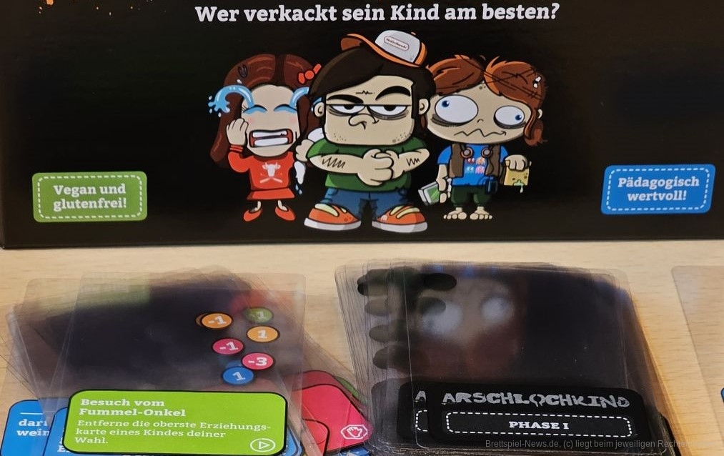 "Arschlochkind" ist ein satirisches Kartenspiel für 3–6 Personen ab 16 Jahren mit einer Spieldauer von 30–45 Minuten, in dem wir versuchen, unser eigenes Kind zu verziehen und positiv auf die Kinder der anderen Personen am Tisch einzuwirken.