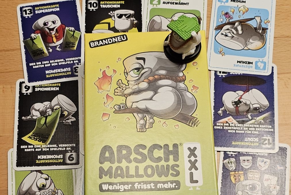 "Arschmallows XXL" ist ein Kartenspiel mit Memorymechanik für 1-8 Personen ab 8 Jahren mit einer Spielzeit von 10-15 Minuten pro Runde, in dem wir versuchen, die Marshmallows mit den wenigsten Röstaromen zu sammeln.
