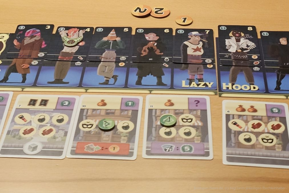 "Bad Company" ist ein Tableau-Building- und Set-Collection-Spiel für 1-6 Personen ab 8 Jahren mit einer Spieldauer von ungefähr 60 Minuten, in dem wir eine Räuberbande spielen, die vor der Polizei flieht und während ihrer Flucht noch so viele Raubüberfälle macht, wie es ihr möglich ist.
