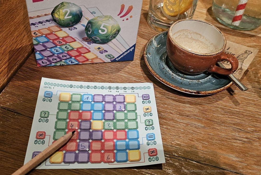 "Brilliant" ist ein simples Roll and Write-Spiel für 1-6 Personen ab 6 Jahren mit einer Spielzeit von ungefähr 15 Minuten, bei dem wir Zahlen nebeneinander eintragen, um Gebiete zuerst zu füllen.