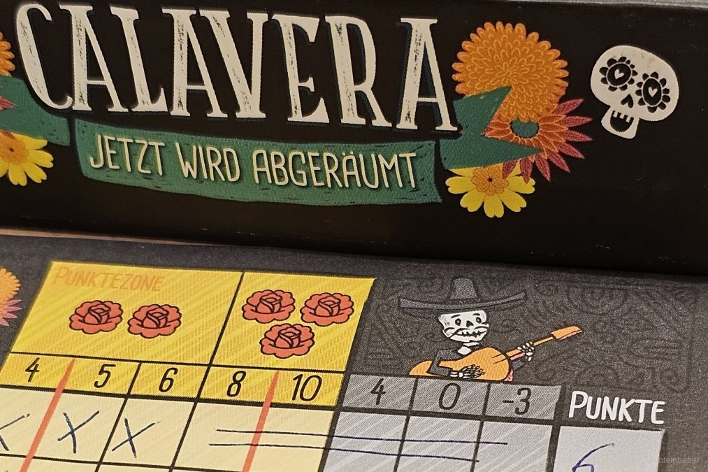 "Calavera" ist ein Push-Your-Luck-Würfelspiel für 2-4 Personen ab 8 Jahren mit einer Spieldauer von ungefähr 20 Minuten, in dem wir versuchen, den richtigen Zeitpunkt zu finden, um uns Punkte zu sichern.