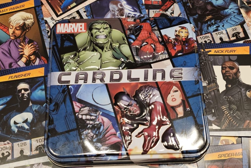 "Cardline: Marvel" ist ein Schätzspiel für 2-8 Personen ab 7 Jahren mit einer Spielzeit von 15-20 Minuten, in dem wir versuchen, die Eigenschaften von Superhelden und Bösewichten richtig einzuschätzen.