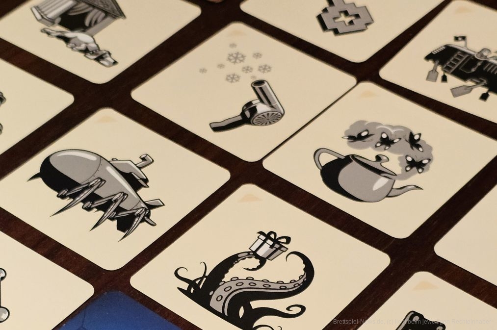 "Codenames: Pictures" ist ein Wort und Bild-Assoziations-Spiel für 2-8 Personen ab 10 Jahren mit einer Spieldauer von etwa 20 Minuten, in dem wir versuchen, viele Bilder mit nur einem Wort zu beschreiben, ohne dass das gegnerische Team einen Vorteil davon hat.