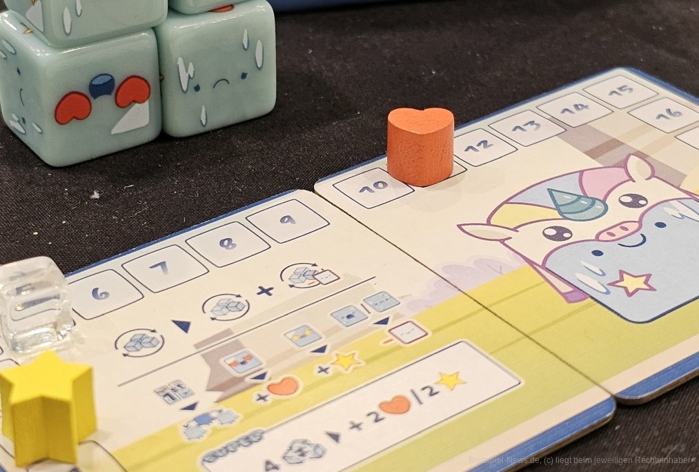 "CubeMelt: Getting Dicey!" ist ein unglaublich süßes Push-Your-Luck Würfelspiel für 1-5 Personen ab 6 Jahren mit einer Spielzeit von 15-20 Minuten, in dem wir einen Eiswürfel spielen, der Abenteuer erleben oder seine Liebe finden will. Doch das Leben als Eiswürfel ist kurz und so müssen wir uns bei diesem Vorhaben beeilen.