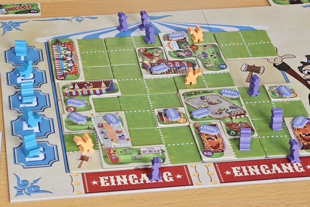 "Der große Jahrmarkt" ist ein Aktionsauswahl- und Plättchen-Legespiel für 1-4 Personen ab 10 Jahren mit einer Spielzeit von 45-60 Minuten, in dem wir einen Jahrmarkt aufbauen und mit Besuchern füllen.