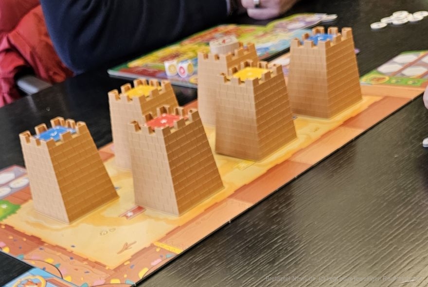 "Die Sandburgen von Burgund" ist ein Würfelplatzierungsspiel mit Memory-Elementen für 2-4 Personen ab 5 Jahren mit einer Spielzeit von ungefähr 20 Minuten, in dem wir Ressourcen sammeln, um Häuser zu dekorieren, damit Tiere bei uns einziehen.