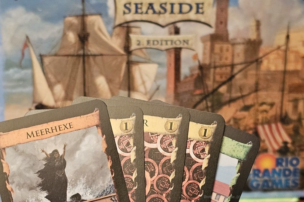 "Dominion" ist ein reines Deckbau-Spiel für 2-4 Personen ab 10 Jahren mit einer Spieldauer von 30-60 Minuten, welches mit der Erweiterung "Seaside" neue Mechaniken einführt und dadurch etwas komplexer wird.