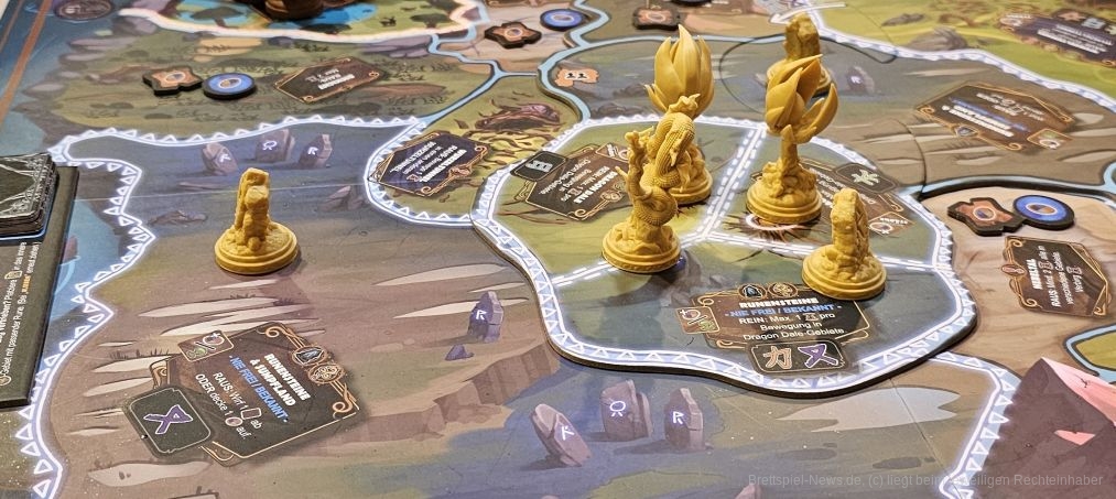 "Dragon Dale" ist ein komplexes, stark asymmetrisches Area-Control- und Hand-Management-Spiel für 2-4 Personen ab 14 Jahren mit einer Spieldauer von 90-150 Minuten, in dem wir mit verdeckten Einheiten von unserem Stamm mit den Bäumen einer Halbinsel interagieren, um Siegpunkte zu erlangen. Alle Stämme haben dabei ihre eigenen Interessen und Möglichkeiten, wie sie mit dem Spiel und den Bäumen interagieren.