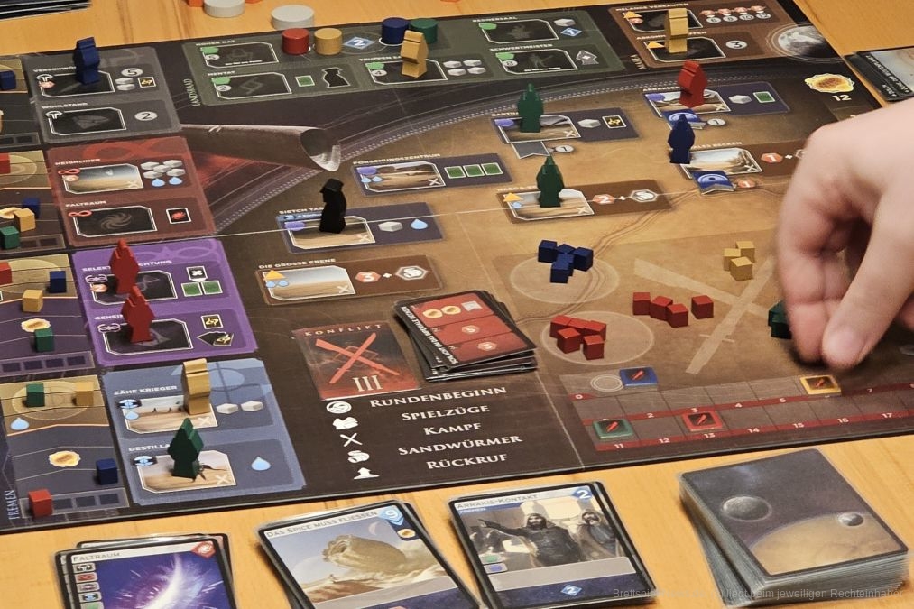 "Dune: Imperium" ist ein komplexes Workerplacement- und Deckbuilding-Spiel für 1-4 Personen ab 14 Jahren mit einer Spieldauer von meistens mehr als 120 Minuten, in dem wir versuchen, auf dem Wüstenplaneten Arrakis im Kampf um Einfluss, Spice und Wasser die meisten Siegpunkte zu erlangen.