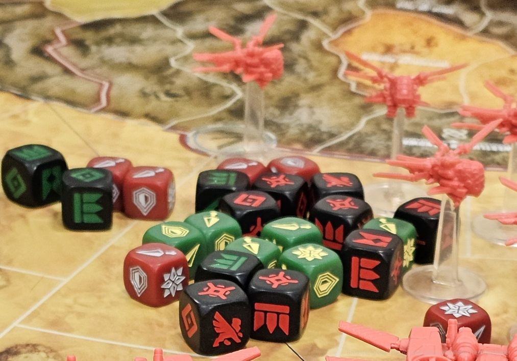 "Dune: Krieg um Arrakis" ist ein komplexes asymmetrisches Area-Majority- und Würfel-Einsetzspiel für 1-4 Personen ab 14 Jahren mit einer Spielzeit von mehr als 120 Minuten, in dem zwei Parteien um das wertvolle Spice des namensgebenden Wüstenplaneten kämpfen. Beide Konfliktparteien haben dabei ganz eigene Möglichkeiten und Interessen.