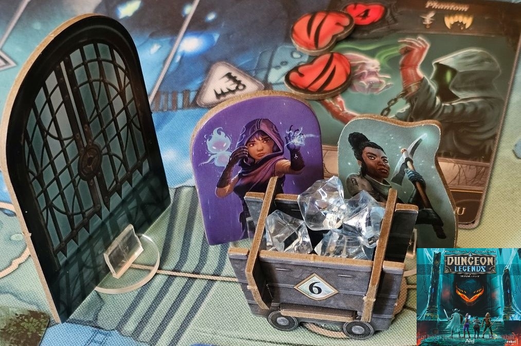 "Dungeon Legends" ist ein kooperatives, missionsbasiertes Deckbau- und Abenteuerspiel für 1–4 Personen ab 8 Jahren mit einer Spielzeit von 45–90 Minuten, in dem wir mit unseren Handkarten Monster bekämpfen und verschiedenste Aufgaben erledigen.