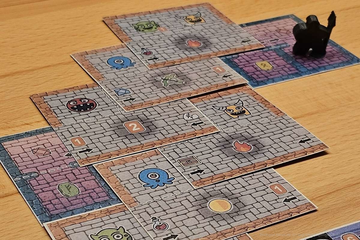 "Dungeon Up" ist ein Print & Play Spiel mit Open-Draft- und Puzzle-Mechaniken für 1-4 (6) Personen ab 10 Jahren mit einer Spieldauer von 30-90 Minuten, in dem wir versuchen, mehr Siegpunkte als die anderen Heldinnen und Helden am Tisch zu erlangen. Dazu leveln wir unseren Charakter auf und stehlen Edelsteine und Schätze. Zudem kämpfen wir gegen Boss-Monster.