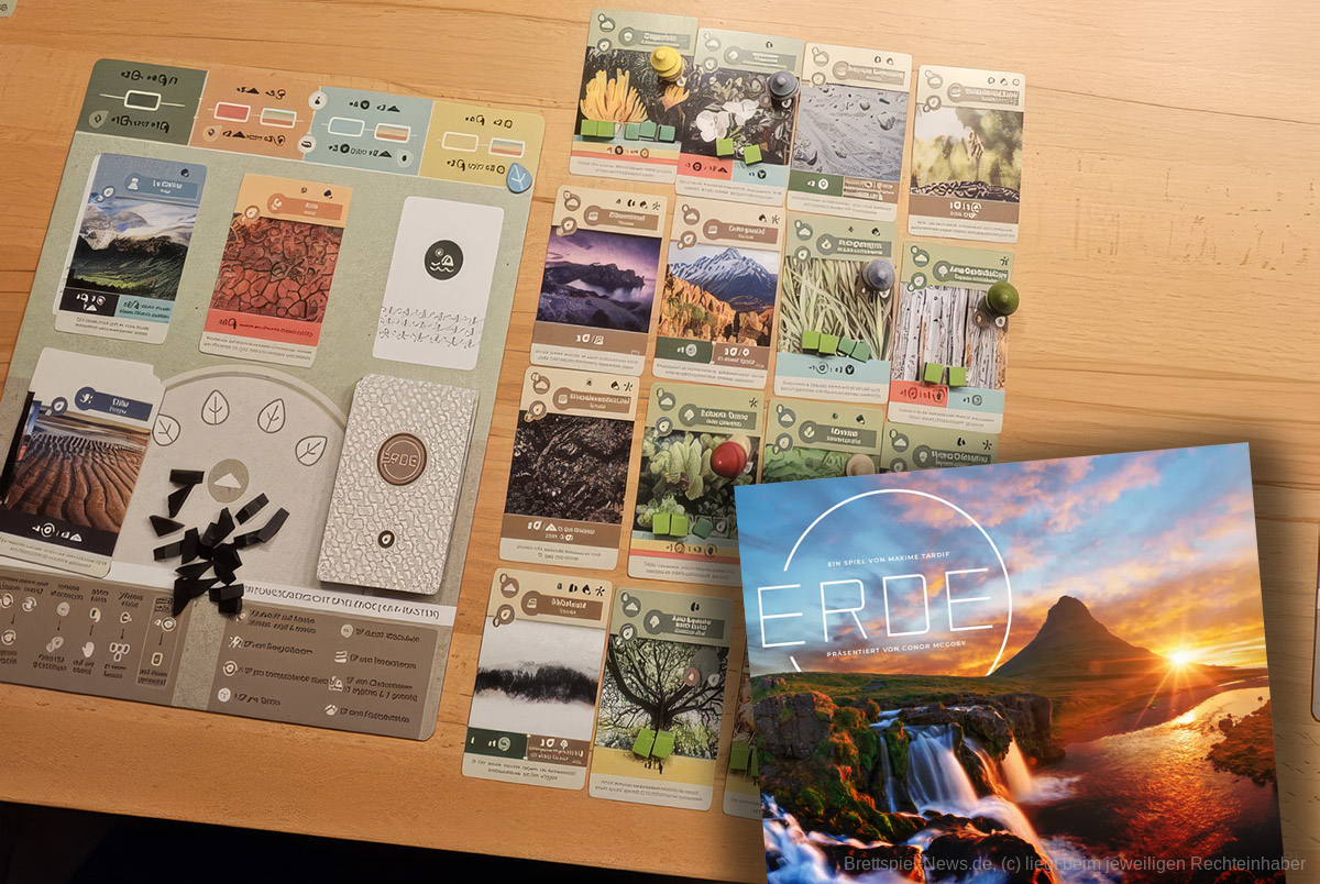 "Erde" ist ein Aktionsauswahl-, Enginebuilding- und Tableaubau-Spiel für 1–5 Personen ab 12 Jahren mit einer Spieldauer von etwa 30 Minuten pro Person, in dem wir unsere Insel mit Pflanzen bevölkern.