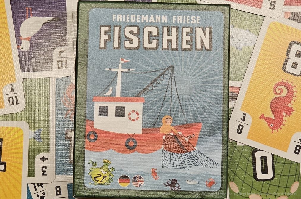 "Fischen" ist ein Stichspiel mit teils unkontrolliertem Deckbau für 3–5 Personen ab 8 Jahren mit einer Spielzeit von 45–60 Minuten, in dem wir versuchen, die meisten Stiche zu gewinnen … aber nicht jeden.