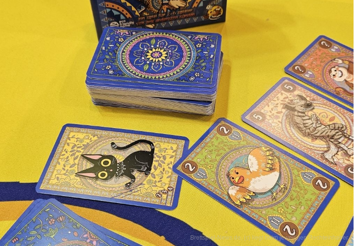 "Hungry Monkey" ist ein interessantes Hand-Management-Kartenspiel mit Kniff für 2-6 Personen ab 8 Jahren mit einer Spieldauer von 15-30 Minuten, in dem wir offene Handkarten und drei verdeckte Karten vor uns ausliegen haben. Ziel des Spiels ist es, alle Karten loszuwerden, um die Spielrunde zu gewinnen.