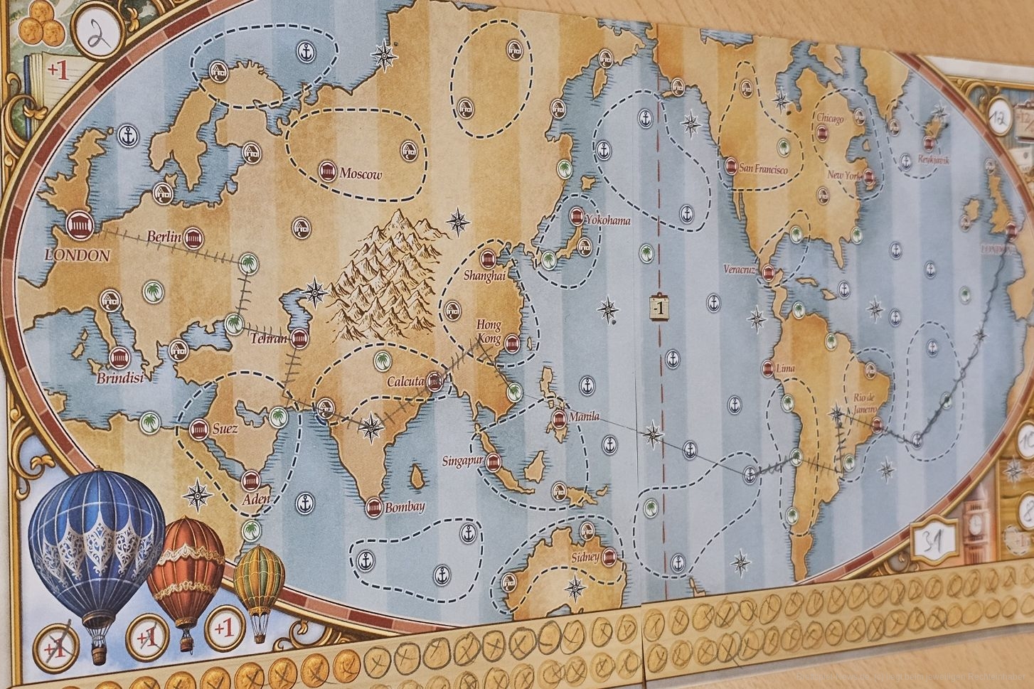 "Around the World in 80 Days" ist ein Ressourcen-Management- und Linien-Zeichen-Spiel für 2-4 Personen ab 8 Jahren mit einer Spielzeit von ungefähr 60 Minuten, in dem wir versuchen, mit Zug, Schiff und Heißluftballon in 80 Tagen von London ein Mal um den Erdball wieder nach London zu reisen und dabei die besten Orte anzufliegen, um Abenteuer zu erleben.