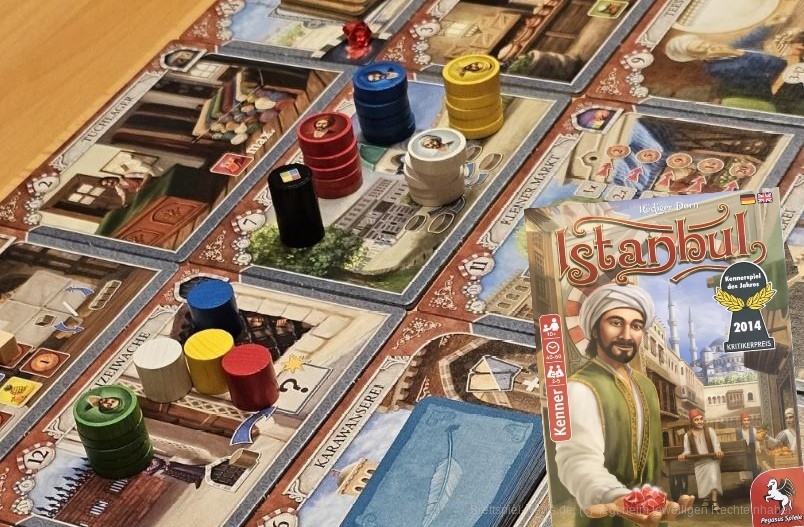 "Istanbul" ist ein Grid-Movement- und Worker-Placement-Spiel für 2–5 Personen ab 10 Jahren mit einer Spielzeit von 45–90 Minuten, in dem wir unsere Gehilfen aussenden, im Rennen um die meisten Rubine.