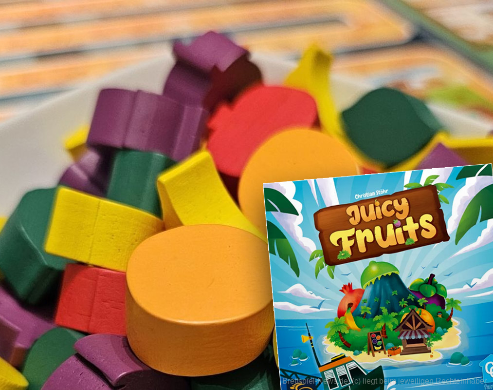 "Juicy Fruits" ist ein Grid-Movement- und Tile-Placement-Spiel für 1-4 Personen ab 8 Jahren mit einer Spielzeit von 30-60 Minuten, in dem wir auf unserer Insel Früchte ernten, Eis verkaufen und Gebäude bauen, um sie für Touristen attraktiver zu machen.