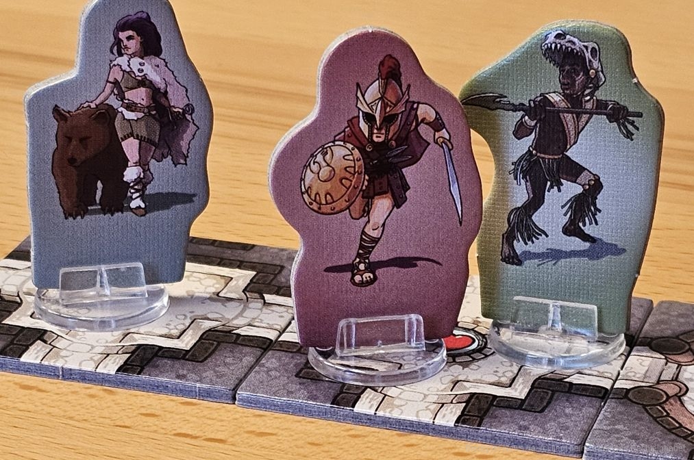 "Karak" ist ein sehr einfacher Dungeon-Crawler für 2-5 Personen ab 5 Jahren mit einer Spielzeit von 30-60 Minuten, in dem wir im Wettstreit um die meisten Schätze Monster verkloppen, Helden aufrüsten und dann den Drachen besiegen.