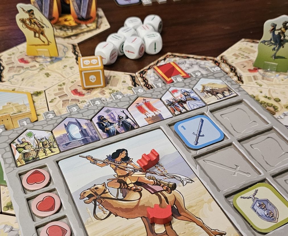 "Karak 2" ist ein Abenteuerspiel für 2-5 Personen ab 8 Jahren, in dem wir in 45-90 Minuten mit unseren asymmetrischen Charakteren versuchen, durch viele Würfelwürfe und Ressourcen-Management den Sieg davon zu tragen.