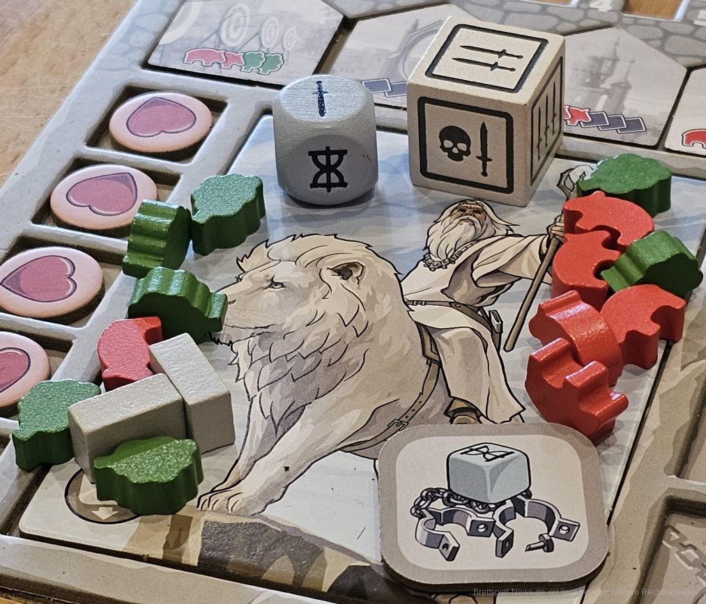 "Karak 2: Imperium" ist eine Erweiterung für das asymmetrische Abenteuerspiel "Karak 2", in dem 2-5 Personen ab 8 Jahren in 45-90 Minuten durch viele Würfelwürfe und Ressourcen-Management um den Sieg ringen.