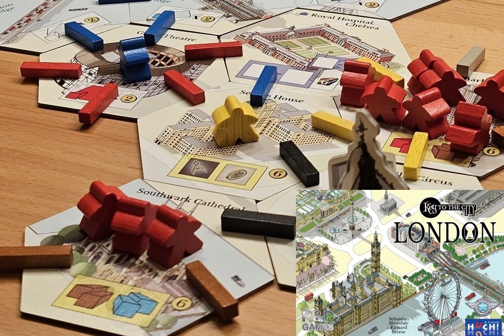 "Key to the City: London" ist ein Bietspiel, in dem wir auch Plättchen legen, Sets sammeln und Arbeiter platzieren, um den Stadtteil mit den meisten Siegpunkten zu bauen. Es ist für 2–6 Personen ab 14 Jahren, die ungefähr 30 Minuten pro Person mit dem Spiel verbringen werden.