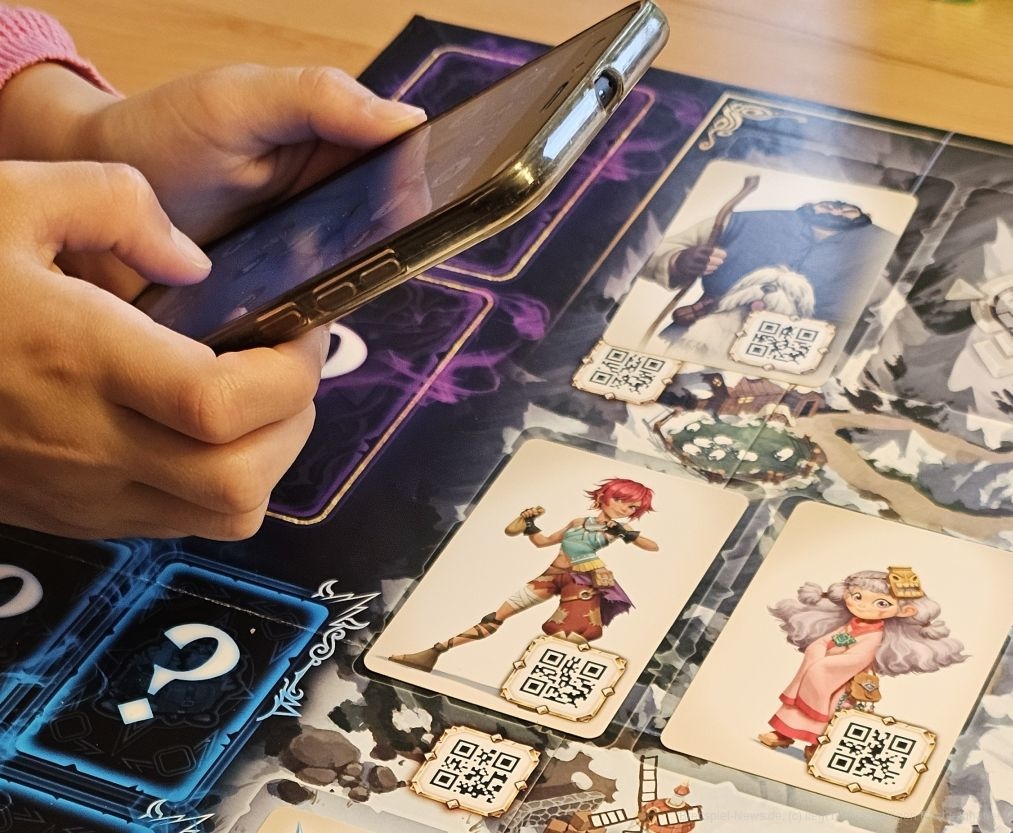 "Kids Chronicles - Quest for the Moon Stones" ist ein mit App gesteuertes, kooperatives Abenteuerspiel für 1-4 Personen ab 7 Jahren mit einer Spieldauer von 30-45 Minuten, in dem wir verschiedene Orte besuchen, Personen helfen und schließlich versuchen, eine große uns gestellte Aufgabe zu erledigen.