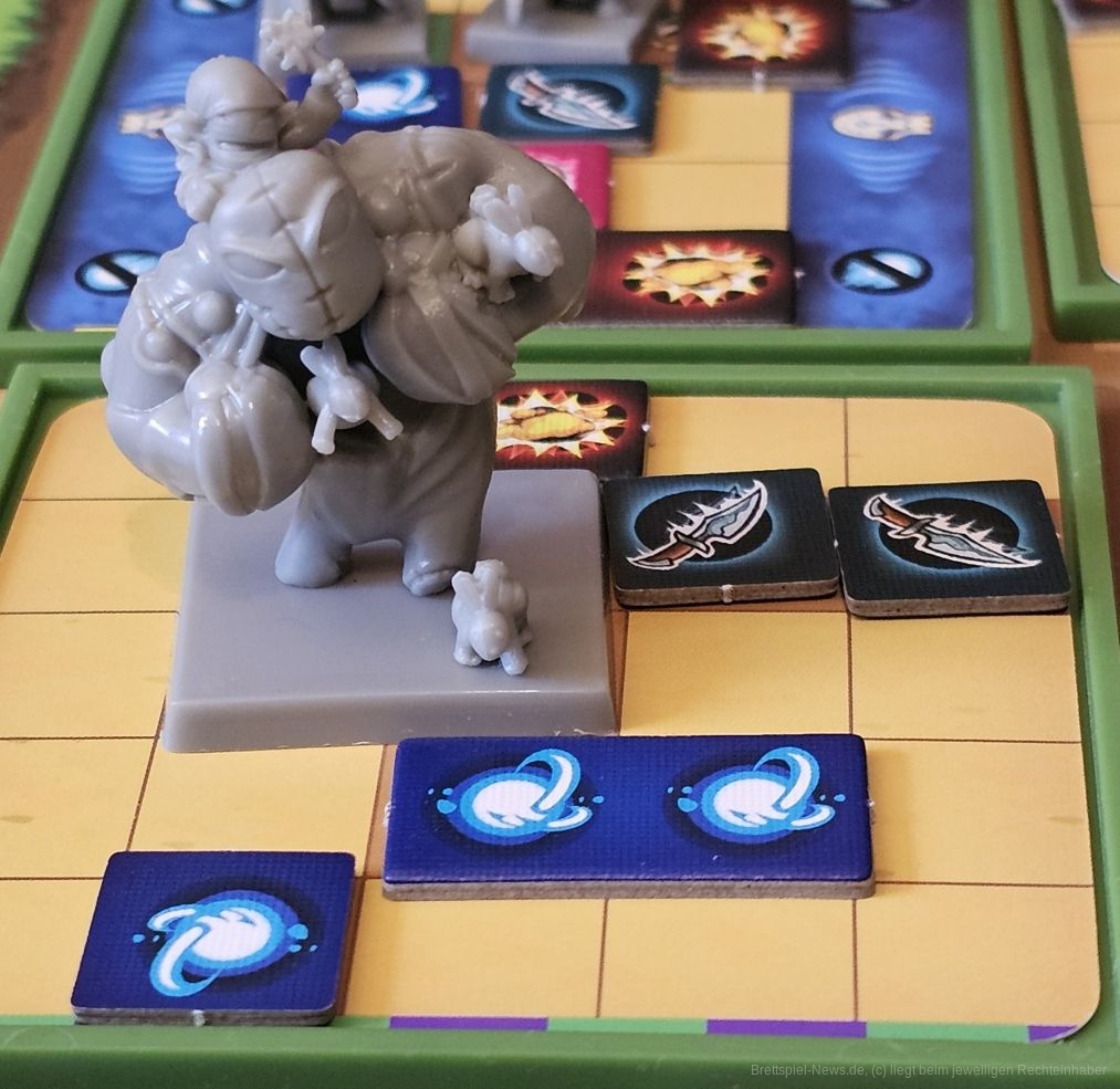 "Kingdom Rush: Sturm der Elemente" ist ein Szenario basiertes, kooperatives Handmanagement- und Plättchen-Lege-Spiel für 1-4 Personen ab 14 Jahren mit einer Spielzeit von 45-90 Minuten, in dem wir versuchen, unser Königreich vor den einfallenden Horden zu schützen, indem wir Türme platzieren und unsere asymmetrischen Helden in den Kampf schicken.