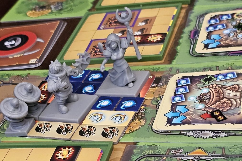 ""Kingdom Rush - Sturm der Elemente" ist ein Szenario basiertes, kooperatives Handmanagement- und Tileplacement-Spiel in dem wir versuchen, unser Königreich vor den einfallenden bösen Horden zu schützen, indem wir Türme platzieren und unsere asymmetrischen Helden in den Kampf schicken.e" ist ein Szenario basiertes, kooperatives Handmanagement- und Tileplacement-Spiel in dem wir versuchen, unser Königreich vor den einfallenden bösen Horden zu schützen, indem wir Türme platzieren und unsere asymmetrischen Helden in den Kampf schicken.