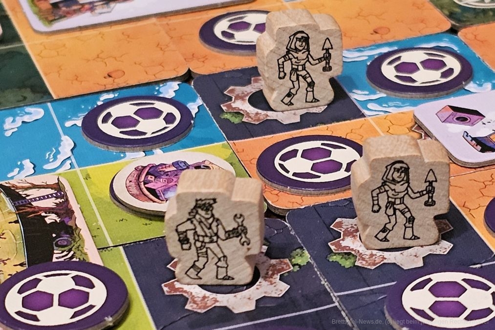 "Leben in Reterra" ist ein Plättchen-Lege-Spiel mit offenem Draft für 2-4 Personen ab 8 Jahren mit einer Spielzeit von ungefähr 45 Minuten, in dem wir eine Landschaft erschaffen, darauf Gebäude bauen und Einwohner willkommen heißen.