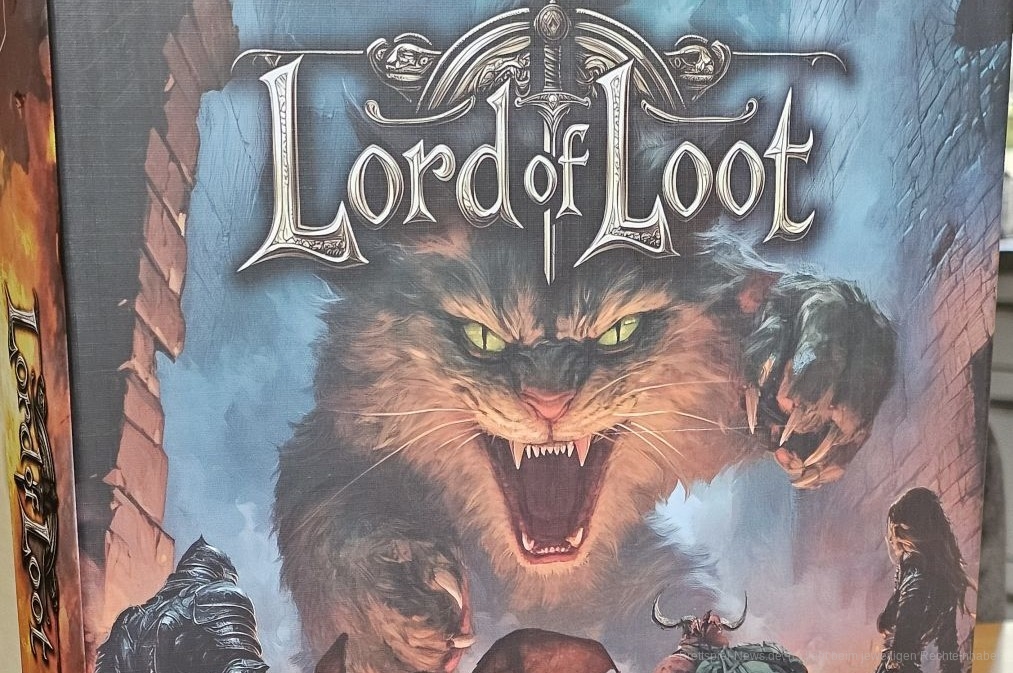 "Lord of Loot" ist ein kooperatives Abenteuerspiel für 1–5 Personen ab 8 Jahren, mit einer Spieldauer von 60–90 Minuten, in dem wir Aufgaben erfüllen müssen, um schließlich die Endgegner besiegen zu können.
