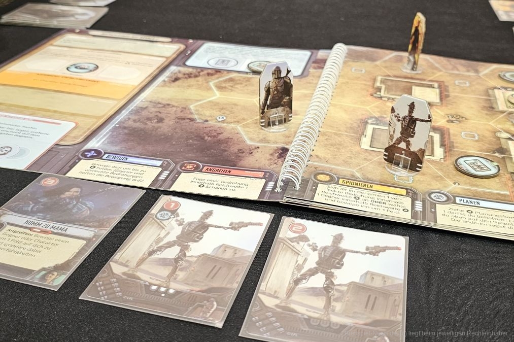 "The Mandalorian: Adventures" ist ein kooperatives Szenario basiertes Abenteuerspiel mit Handmanagement-Mechaniken für 1-4 Personen ab 10 Jahren mit einer Spielzeit von 30-60 Minuten, in dem wir eine Gruppe von verschiedenen Helden spielen, die in diversen Szenarien Aufgaben lösen und Gegner besiegen müssen. Die Szenarien orientieren sich dabei an der ersten Staffel der Disney+ Serie.