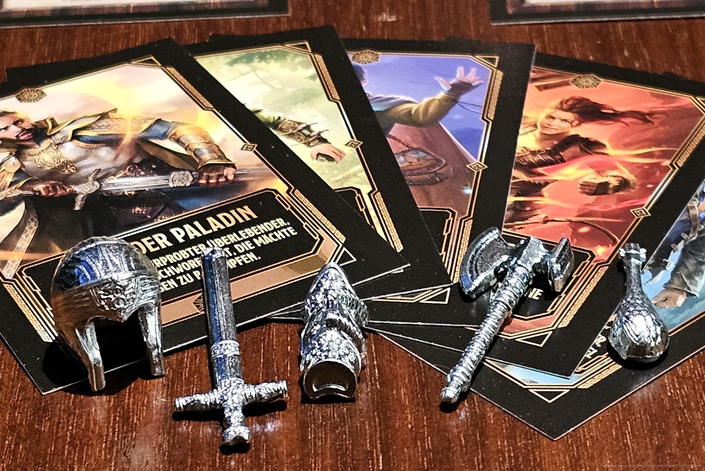 "Monopoly Dungeons & Dragons: Ehre unter Dieben" ist ein glückslastiges Roll & Move-Spiel mit Handelselementen für 2-5 Personen ab 8 Jahren mit einer Spieldauer von 45-90 Minuten, in dem wir versuchen, durch das riskante Erleben von Abenteuern oder dem sicheren Kaufen von Orten möglichst viel Gold zu erlangen.