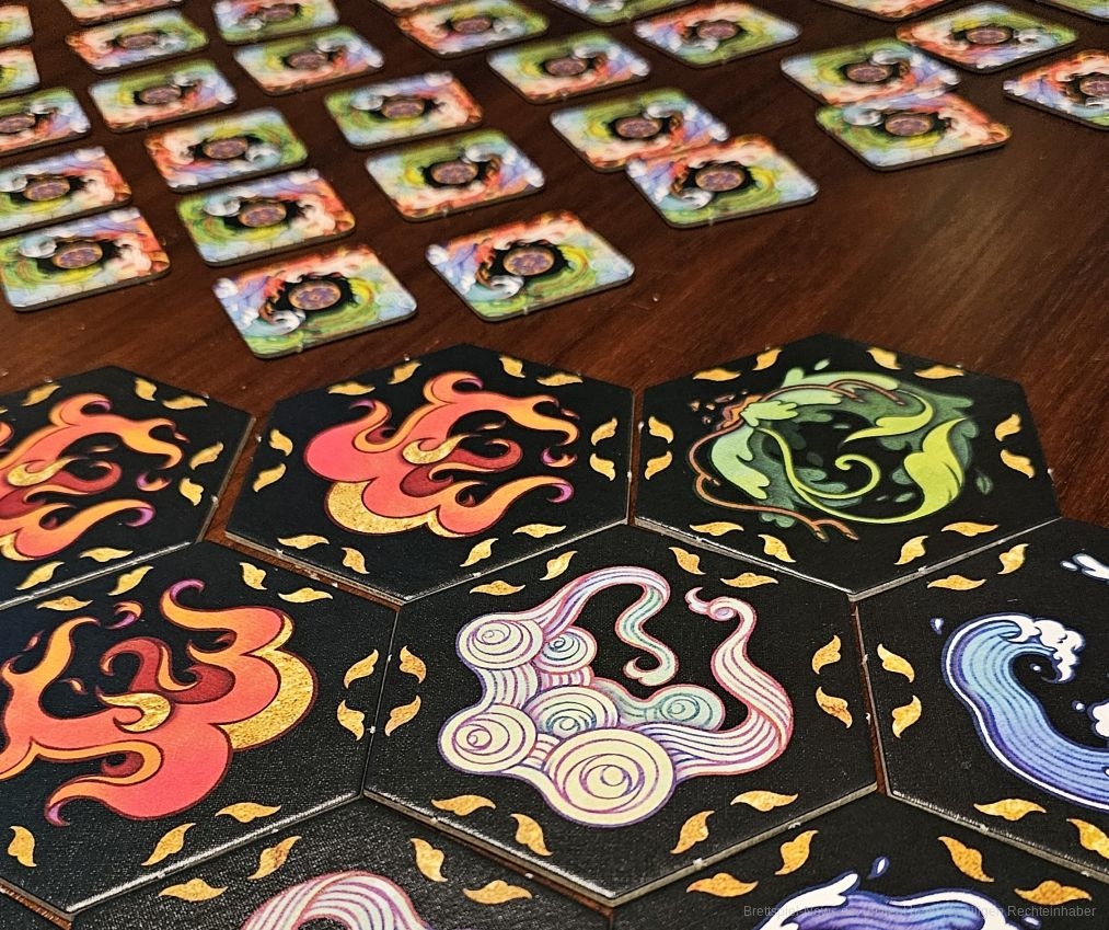 "Pfad der Elemente" ist ein abstraktes Draft- und Puzzle-Spiel mit Memory-Elementen für 2-4 Personen ab 8 Jahren mit einer Spieldauer von 30-45 Minuten, in dem wir um die Vorherrschaft der Elemente kämpfen.