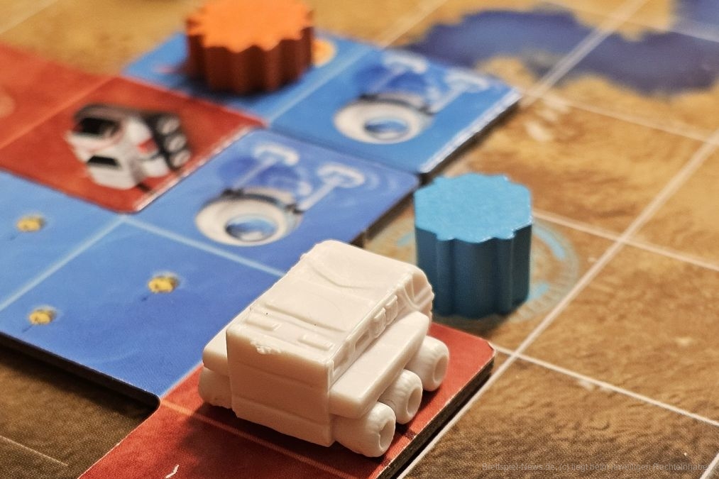 "Planet Unknown" ist ein Plättchen-Lege- und Grid-Movement-Spiel für 1–6 Personen ab 10 Jahren mit einer Spieldauer von 60–80 Minuten, in dem wir gegeneinander darum konkurrieren, wer den besten Planeten gestaltet.