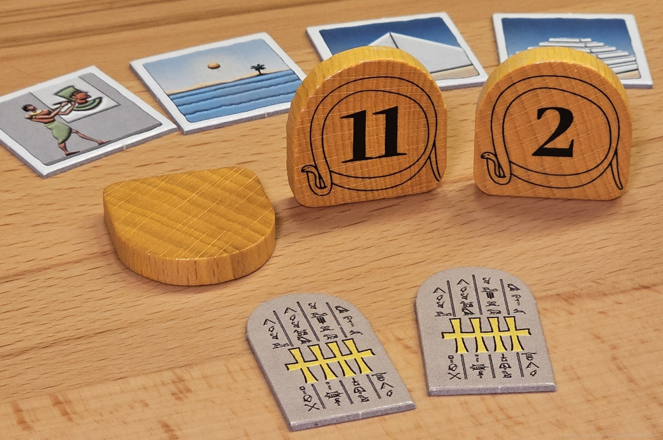 "Ra" ist ein Biet- und Set-Collection-Spiel für 2-5 Personen ab 10 Jahren mit einer Spieldauer von ungefähr 60 Minuten, in dem wir versuchen, über 3 Zeitalter die meisten Monumente und die erfolgreichste Zivilisation aufzubauen.