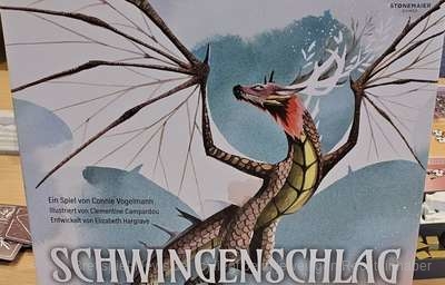 "Schwingenschlag" ist ein Tableau-Building-Spiel mit Ressourcen- und Hand-Management-Elementen für 1–5 Personen ab 12 Jahren, mit einer Spielzeit von gut 30 Minuten pro Person, in dem wir für Drachen Höhlen ausgraben und sie dann anlocken, um auf verschiedenste Weise Boni und Siegpunkte dafür zu erhalten.