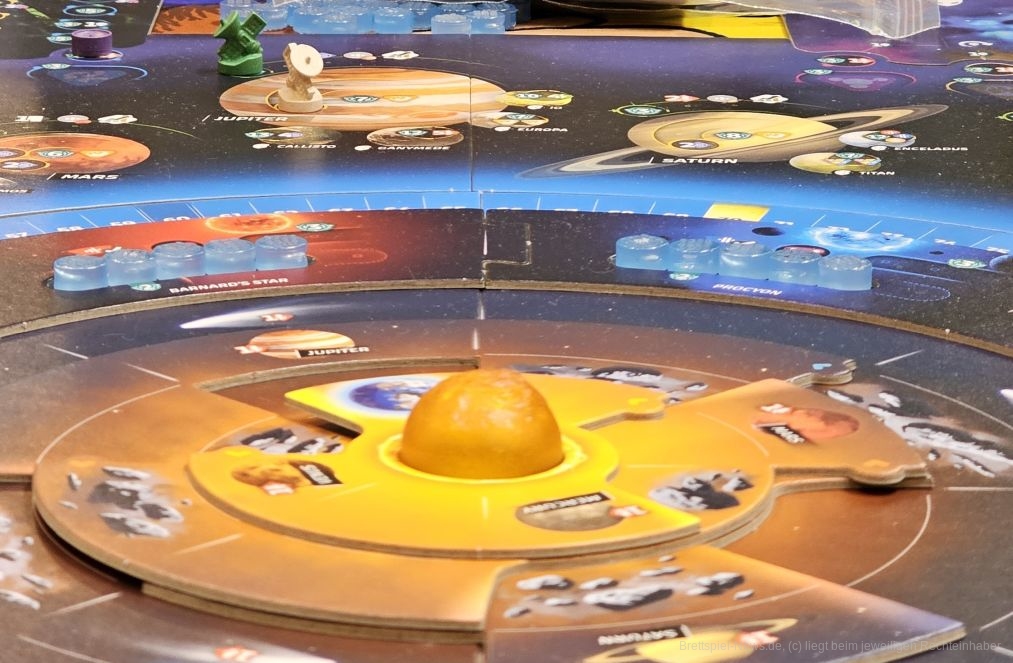 "SETI: Search for Extraterrestrial Intelligence" ist ein sehr thematisches, komplexes Expertenspiel für 1-4 Personen ab 14 Jahren mit einer Spielzeit von 60-160 Minuten, in dem wir versuchen, mit Credits, Energie und Multifunktionskarten am erfolgreichsten das All nach außerirdischem Leben zu erkunden.