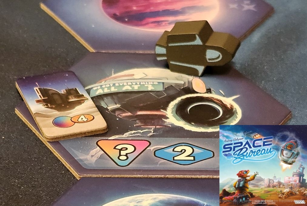 "Space Bureau" ist ein Rasterplatzierungs-Aktionsauswahl-Spiel für 1–4 Personen ab 10 Jahren mit einer Spieldauer von 30–60 Minuten, in dem wir den Weltraum erforschen, um dort unsere Außenposten zu errichten und Proben von fremden Planeten zu sammeln.
