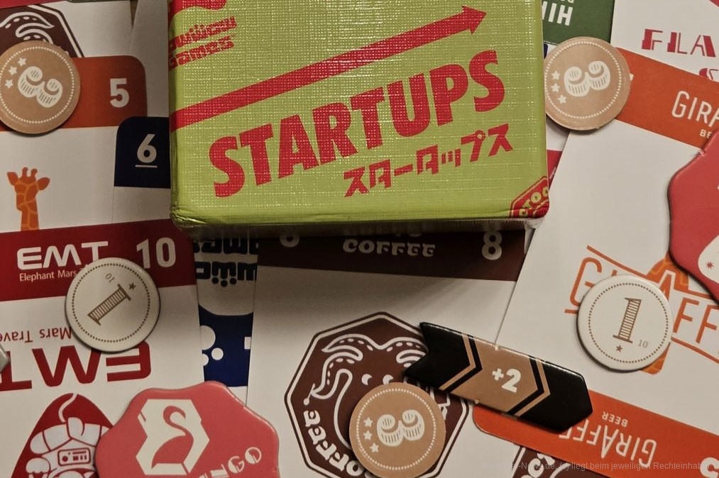 "Startups" ist ein Kartenspiel für 3–7 Personen ab 10 Jahren, mit einer Spielzeit von etwa 60 Minuten, in dem wir versuchen, die meisten Anteile verschiedener Firmen zu erlangen, um schließlich das meiste Kapital zu erhalten.