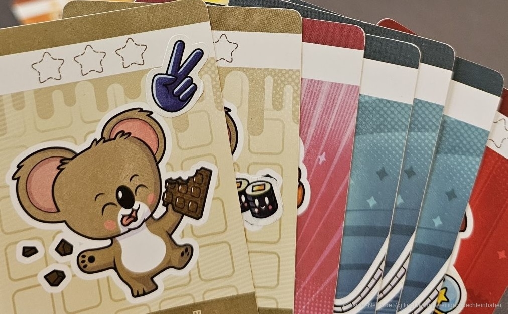 "Stickers" ist ein einfaches Hand-Management-, Wertungsmanipulations- und Set-Collection-Spiel mit Legacy-Elementen für 2-4 Personen ab 8 Jahren mit einer Spieldauer von 15-30 Minuten, in dem wir versuchen, die beste Stickersammlung von allen zu erlangen, indem wir durch Tausch und Marktmanipulation die meisten Siegpunkte erhalten.