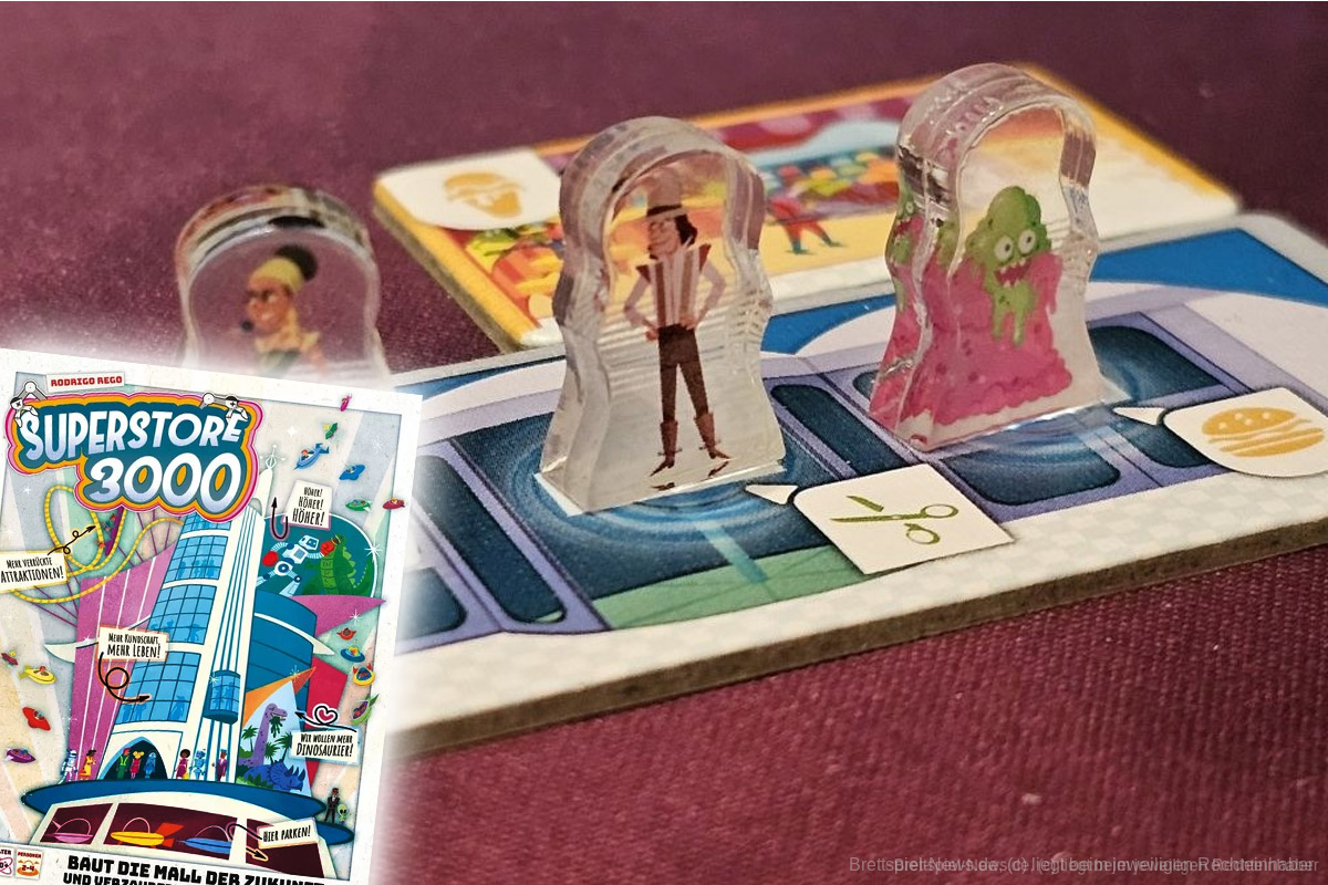"Superstore 3000" ist ein Plättchenlege- und Gridmovement-Spiel für 2–4 Personen ab 8 Jahren mit einer Spieldauer von 30–60 Minuten, in dem wir ein riesiges Einkaufszentrum bauen und versuchen, die ankommenden Gäste zu bedienen.
